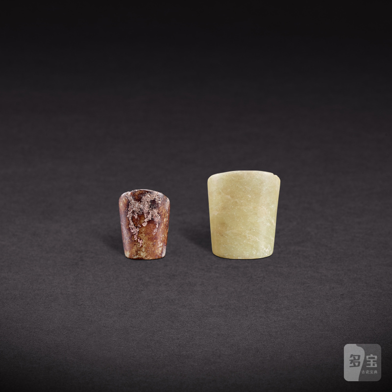 Two celadon jade hoof-shaped ornaments, Neolithic period, Hongshan culture | 新石器時代 紅山文化 青玉馬蹄管形器兩件 - 图4